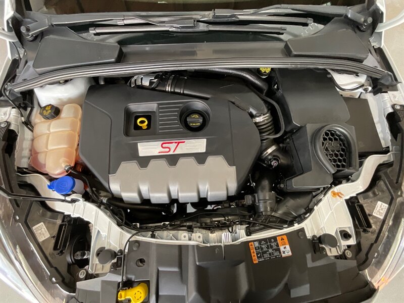 2018 Ford Focus ST Hatch Back / 4Cyl EcoBoost / 6-SPEED / 55K MILE  / Back up Camera - Photo 24 - Gladstone, OR 97027
