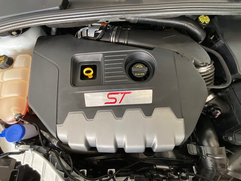 2018 Ford Focus ST Hatch Back / 4Cyl EcoBoost / 6-SPEED / 55K MILE  / Back up Camera - Photo 39 - Gladstone, OR 97027