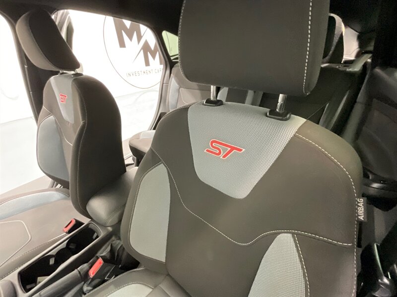 2018 Ford Focus ST Hatch Back / 4Cyl EcoBoost / 6-SPEED / 55K MILE  / Back up Camera - Photo 14 - Gladstone, OR 97027