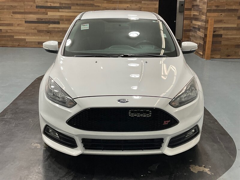 2018 Ford Focus ST Hatch Back / 4Cyl EcoBoost / 6-SPEED / 55K MILE  / Back up Camera - Photo 5 - Gladstone, OR 97027