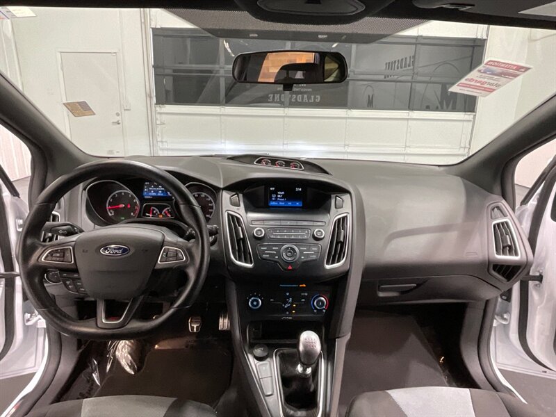 2018 Ford Focus ST Hatch Back / 4Cyl EcoBoost / 6-SPEED / 55K MILE  / Back up Camera - Photo 17 - Gladstone, OR 97027