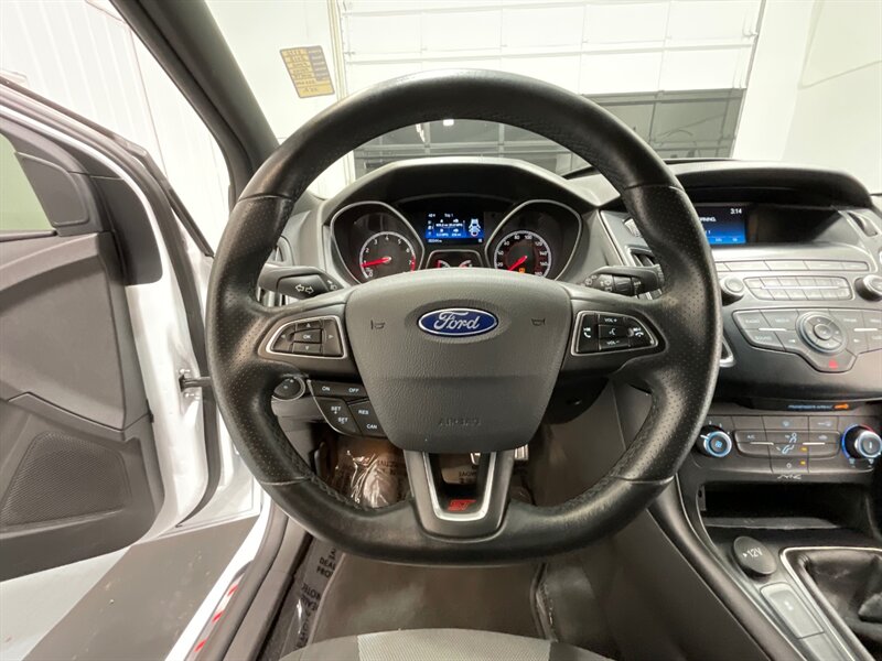 2018 Ford Focus ST Hatch Back / 4Cyl EcoBoost / 6-SPEED / 55K MILE  / Back up Camera - Photo 35 - Gladstone, OR 97027