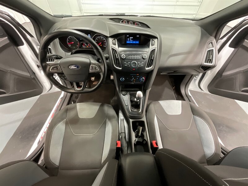 2018 Ford Focus ST Hatch Back / 4Cyl EcoBoost / 6-SPEED / 55K MILE  / Back up Camera - Photo 33 - Gladstone, OR 97027