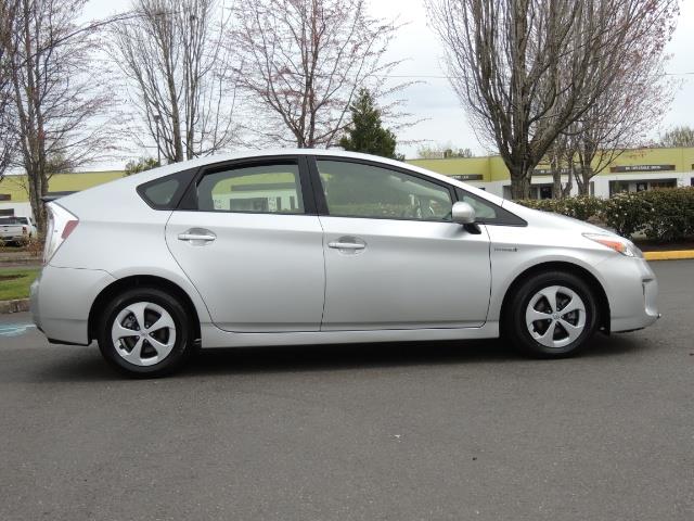 2013 Toyota Prius Two  / HatchBack / Only 37K Miles   - Photo 4 - Portland, OR 97217