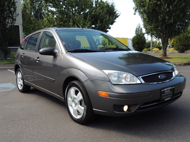 2006 Ford Focus ZX5 SES / 4-Door / Hatchback/ Leather/ Sunroof   - Photo 2 - Portland, OR 97217