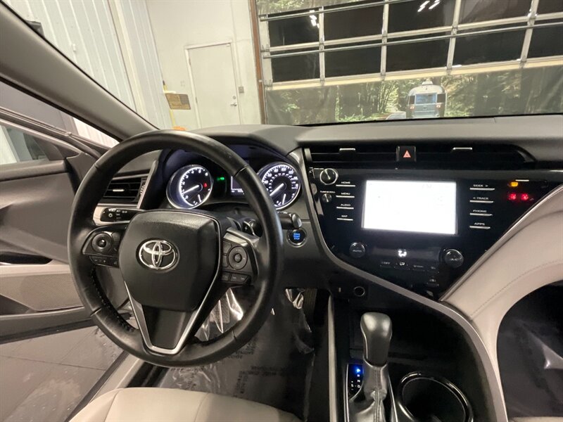 2019 Toyota Camry SE Sedan / 2.5L 4Cyl / Backup Cam / 14,000 MILES  LOCAL CAR / SHARP & CLEAN !! - Photo 18 - Gladstone, OR 97027