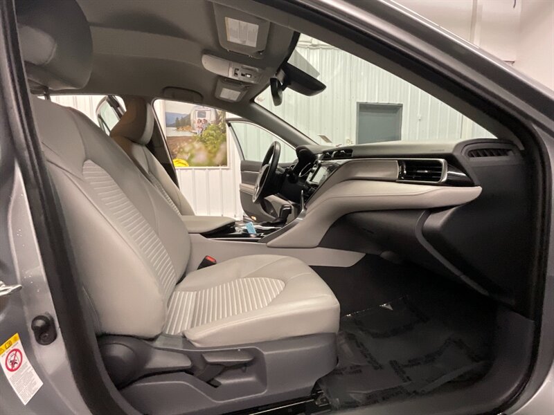 2019 Toyota Camry SE Sedan / 2.5L 4Cyl / Backup Cam / 14,000 MILES  LOCAL CAR / SHARP & CLEAN !! - Photo 16 - Gladstone, OR 97027