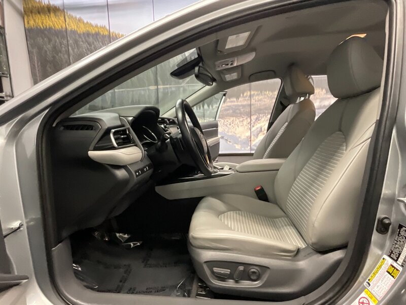 2019 Toyota Camry SE Sedan / 2.5L 4Cyl / Backup Cam / 14,000 MILES  LOCAL CAR / SHARP & CLEAN !! - Photo 13 - Gladstone, OR 97027