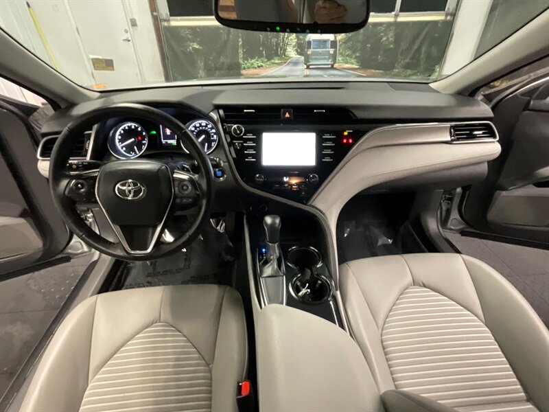 2019 Toyota Camry SE Sedan / 2.5L 4Cyl / Backup Cam / 14,000 MILES  LOCAL CAR / SHARP & CLEAN !! - Photo 17 - Gladstone, OR 97027