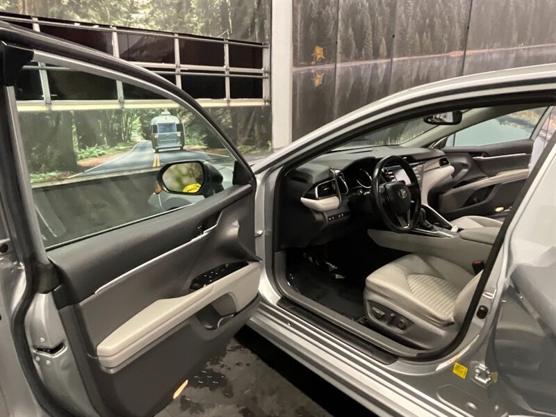 2019 Toyota Camry SE Sedan / 2.5L 4Cyl / Backup Cam / 14,000 MILES  LOCAL CAR / SHARP & CLEAN !! - Photo 35 - Gladstone, OR 97027