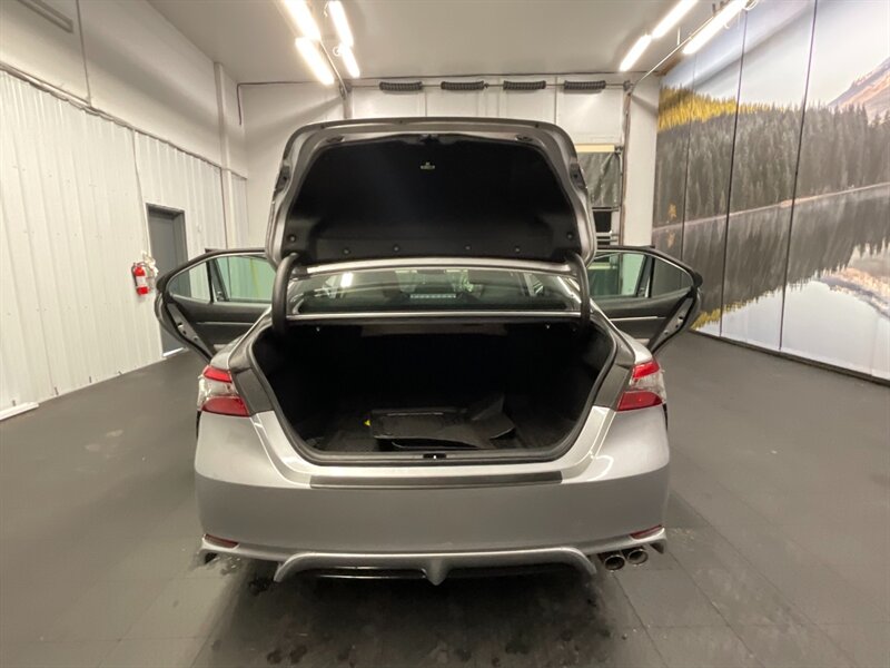2019 Toyota Camry SE Sedan / 2.5L 4Cyl / Backup Cam / 14,000 MILES  LOCAL CAR / SHARP & CLEAN !! - Photo 31 - Gladstone, OR 97027