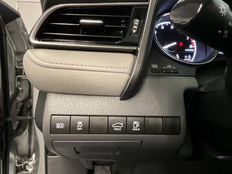 2019 Toyota Camry SE Sedan / 2.5L 4Cyl / Backup Cam / 14,000 MILES  LOCAL CAR / SHARP & CLEAN !! - Photo 21 - Gladstone, OR 97027