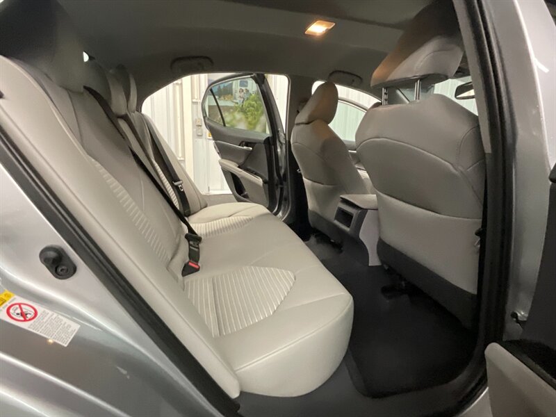2019 Toyota Camry SE Sedan / 2.5L 4Cyl / Backup Cam / 14,000 MILES  LOCAL CAR / SHARP & CLEAN !! - Photo 15 - Gladstone, OR 97027