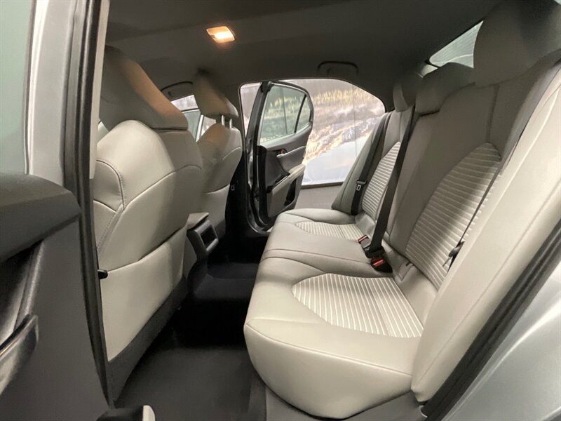 2019 Toyota Camry SE Sedan / 2.5L 4Cyl / Backup Cam / 14,000 MILES  LOCAL CAR / SHARP & CLEAN !! - Photo 14 - Gladstone, OR 97027