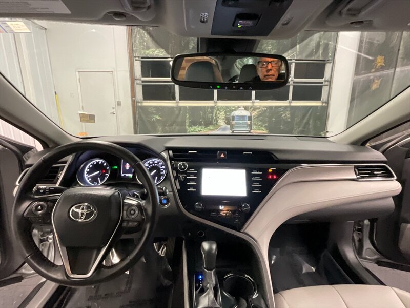 2019 Toyota Camry SE Sedan / 2.5L 4Cyl / Backup Cam / 14,000 MILES  LOCAL CAR / SHARP & CLEAN !! - Photo 22 - Gladstone, OR 97027
