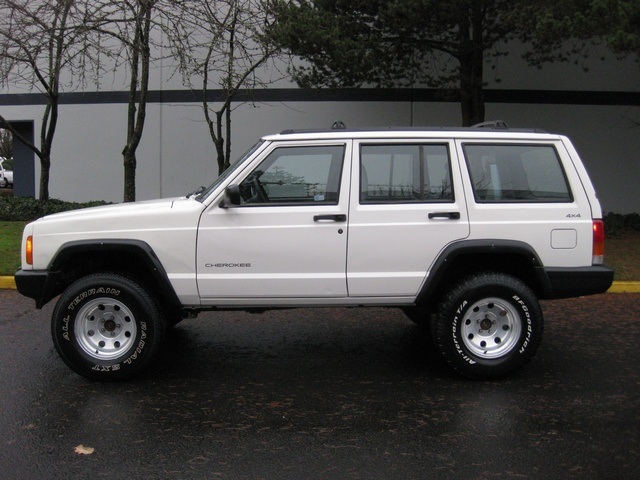 1998 Jeep Cherokee Classic SUV 4X4 / In-Line 6-Cylinder / Clean Title   - Photo 3 - Portland, OR 97217