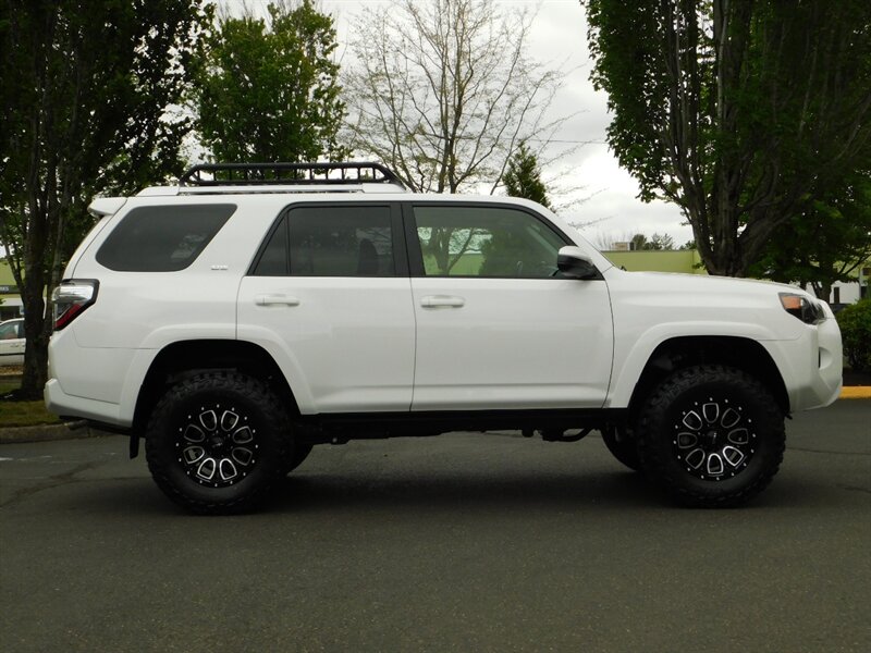 2017 Toyota 4Runner SR5 4X4 Sport Utility / 3RD SEAT / 1-Owner/ LIFTED   - Photo 4 - Portland, OR 97217