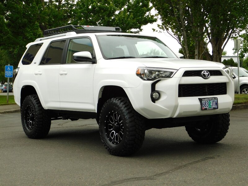 2017 Toyota 4Runner SR5 4X4 Sport Utility / 3RD SEAT / 1-Owner/ LIFTED   - Photo 2 - Portland, OR 97217