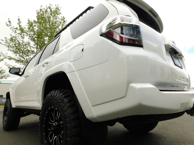 2017 Toyota 4Runner SR5 4X4 Sport Utility / 3RD SEAT / 1-Owner/ LIFTED - Photo 11 - Portland, OR 97217