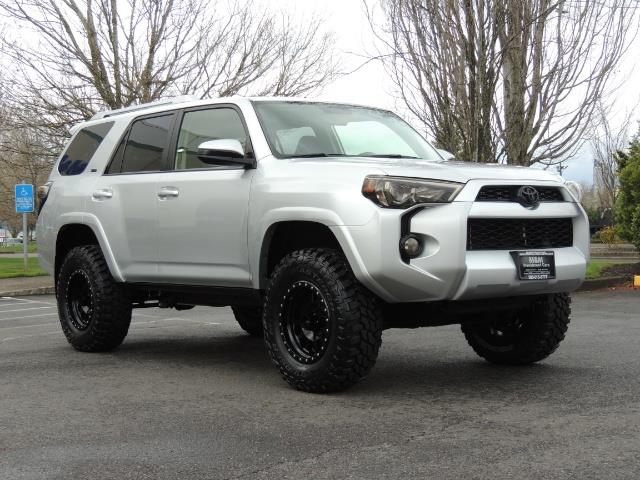 2016 Toyota 4Runner SR5 / 4X4 / THIRD ROW SEAT / LIFTED LIFTED   - Photo 2 - Portland, OR 97217