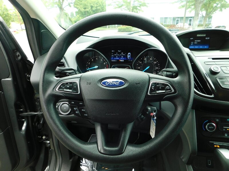 2017 Ford Escape SE / AWD / 1-OWNER / Backup Camera / Excel Cond - Photo 17 - Portland, OR 97217