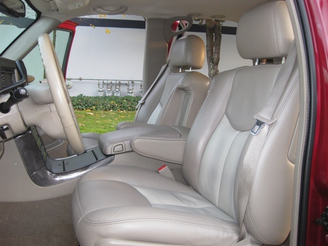 2004 GMC Yukon Denali AWD *3RD Seat* NAVIGATION *1-Owner*   - Photo 34 - Portland, OR 97217