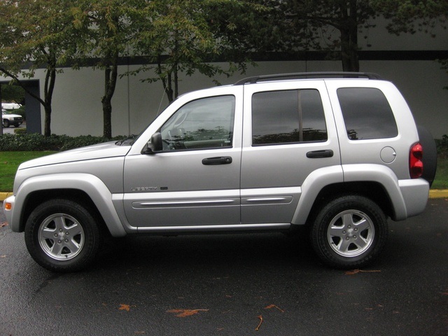 2002 Jeep Liberty Limited Edition 4WD / Leather Seats / Loaded   - Photo 3 - Portland, OR 97217