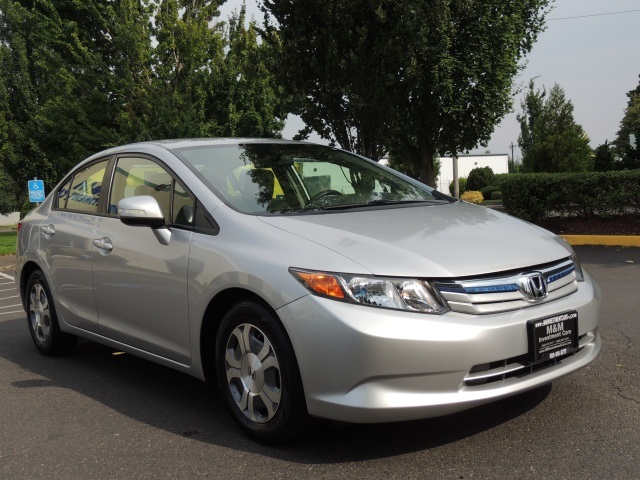 2012 Honda Civic Hybrid Sedan / NAVIGATION / Warranty / 1-OWNER   - Photo 2 - Portland, OR 97217