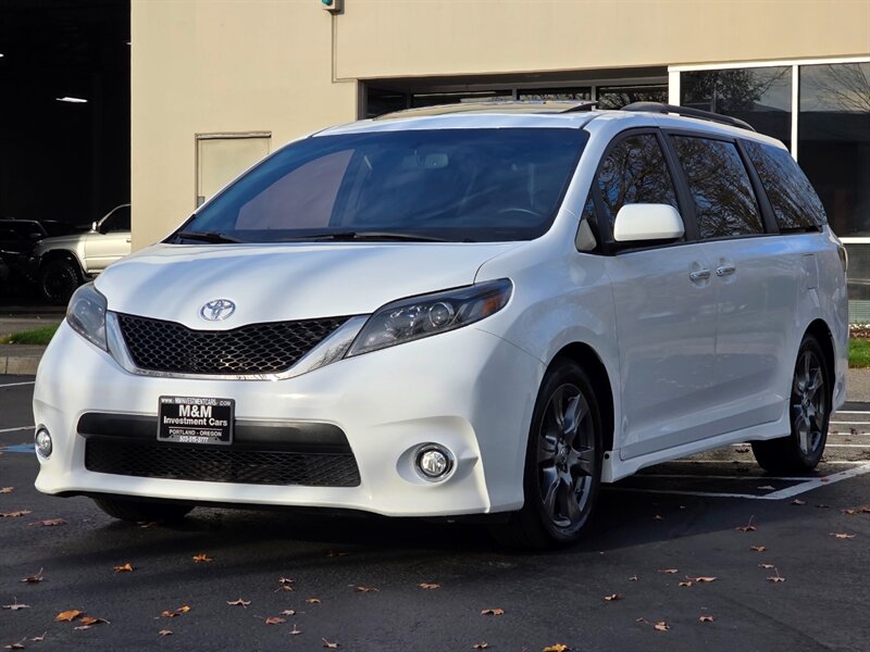 2017 Toyota Sienna SE 8-Passenger Minivan / Fully Loaded / 1-OWNER  / Navigation / Back-Up CAM / Sunroof / Power Sliding Doors / Low Miles