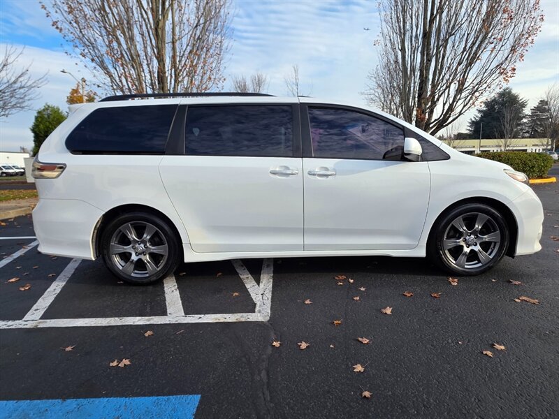 2017 Toyota Sienna SE 8-Passenger Minivan / Fully Loaded / 1-OWNER  / Navigation / Back-Up CAM / Sunroof / Power Sliding Doors / Low Miles - Photo 4 - Portland, OR 97217