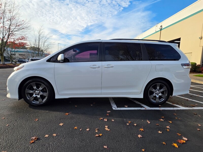 2017 Toyota Sienna SE 8-Passenger Minivan / Fully Loaded / 1-OWNER  / Navigation / Back-Up CAM / Sunroof / Power Sliding Doors / Low Miles - Photo 3 - Portland, OR 97217