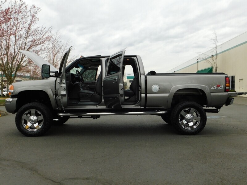 2006 GMC Sierra 2500 SLT 4X4 / 6.6L DURAMAX DIESEL / LBZ MOTOR / LIFTED   - Photo 32 - Portland, OR 97217