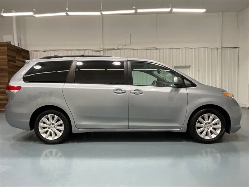 2013 Toyota Sienna Limited 7-Passenger AWD / DVD / Leather / Sunroof  / ALL WHEEL DRIVE - Photo 4 - Gladstone, OR 97027