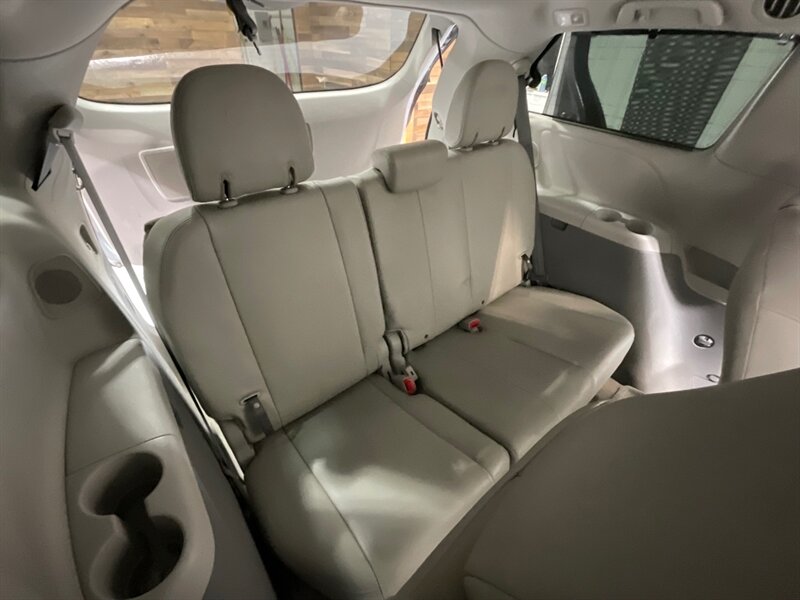 2013 Toyota Sienna Limited 7-Passenger AWD / DVD / Leather / Sunroof  / ALL WHEEL DRIVE - Photo 15 - Gladstone, OR 97027