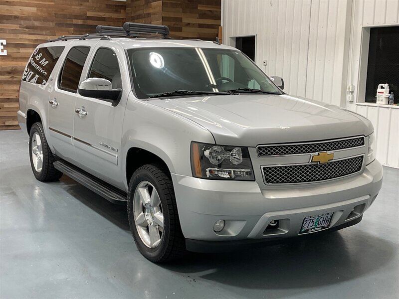 2013 Chevrolet Suburban LTZ Sport Utility 4X4 / 3RD ROW SEAT / Leather  / Sunroof / Heated & Cooled Leather Seats / Navigation & Backup Camera