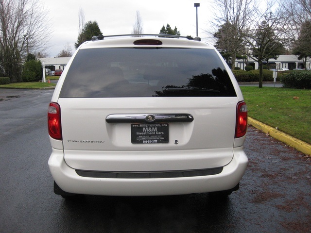 2005 Chrysler Town & Country MiniVan / 2 Sliding Doors/ Excel Cond   - Photo 4 - Portland, OR 97217