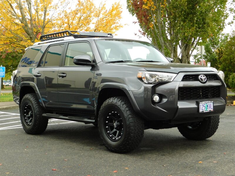 2018 Toyota 4Runner SR5 4X4 / 3RD SEAT / Navi / LIFTED LIFTED   - Photo 2 - Portland, OR 97217