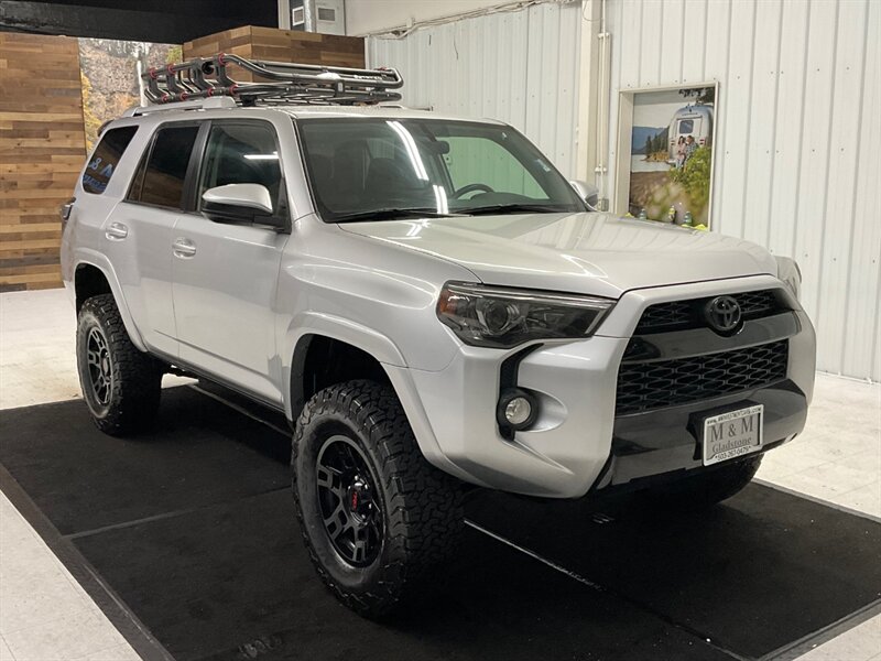 2016 Toyota 4Runner SR5 4X4 / THIRD ROW SEAT / LIFTED  / BRAND NEW WHEELS & TIRES / SHARP & CLEAN !! - Photo 2 - Gladstone, OR 97027