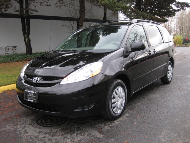 2010 Toyota Sienna LE Captain Chairs/7-Passenger/Power Slider/1-OWNER   - Photo 1 - Portland, OR 97217