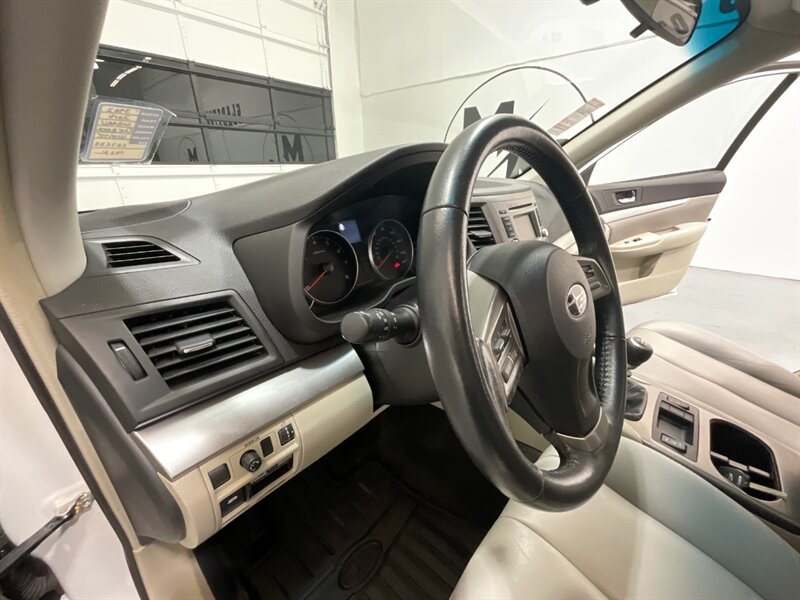2014 Subaru Outback 2.5i Premium Leather Heated Seats / 5-SPEED MANUAL  / LOCAL CAR - Photo 10 - Gladstone, OR 97027