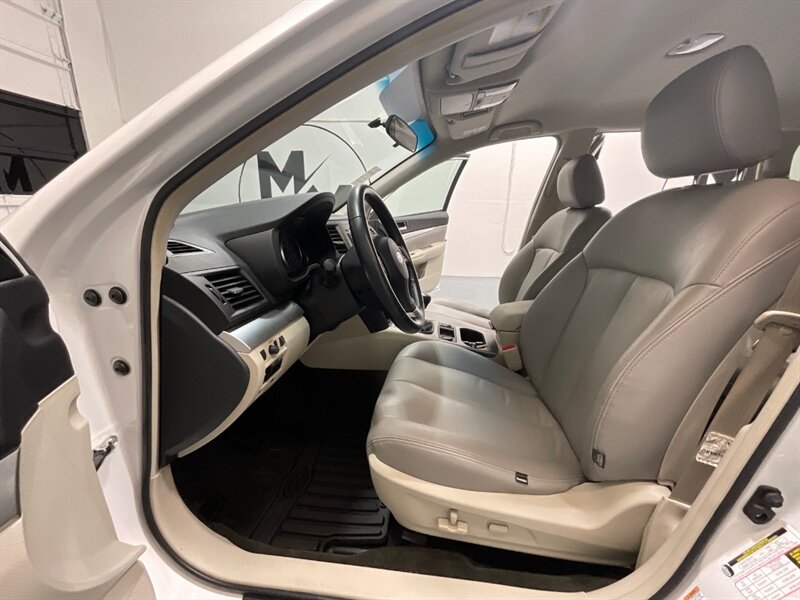 2014 Subaru Outback 2.5i Premium Leather Heated Seats / 5-SPEED MANUAL  / LOCAL CAR - Photo 12 - Gladstone, OR 97027