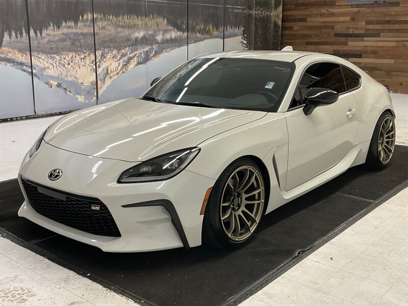 2022 Toyota 86 GR86 Coupe / 2.4L 4Cyl / LOWERED /ONLY 2,000 MILES  / 1-OWNER LOCAL CAR / Backup Camera / NEW WHEELS & TIRES / SHARP SHARP !! - Photo 1 - Gladstone, OR 97027