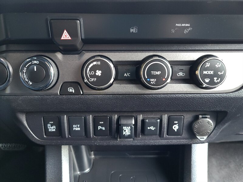 2020 Toyota Tacoma TRD Off-Road 4X4 E-LOCKER / CRAWL CONTROL / LIFTED / V6 / BLIND SPOT & LANE ASSIST / REAR DIFF LOCKER - Photo 19 - Portland, OR 97217