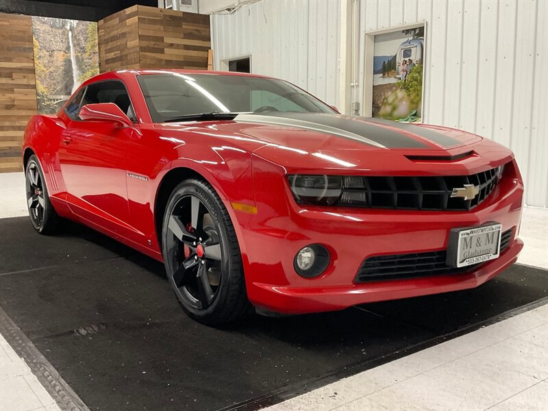 2010 Chevrolet Camaro SS 2dr Coupe / 6.2L V8 HO / 6-SPEED / 71,000 MILES  / LOCAL OREGON CAR / Leather & Heated Seats / Sunroof / BLACK WHEELS / SHARP & SUPER CLEAN !! - Photo 2 - Gladstone, OR 97027