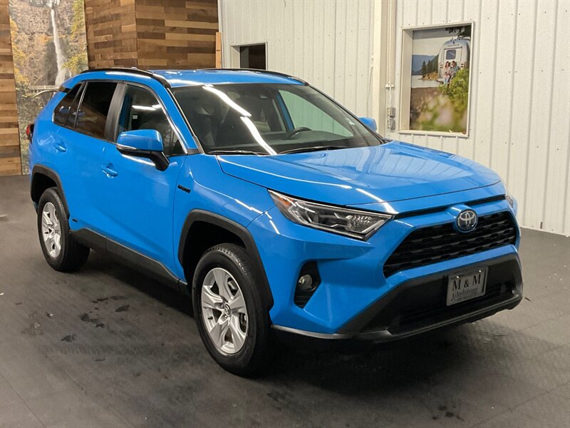2020 Toyota RAV4 Hybrid XLE Sport Utility AWD / ONLY 17,000 MILES  1-OWNER LOCAL / Heated Seats / backup Camera / Beautiful Condition - Photo 2 - Gladstone, OR 97027