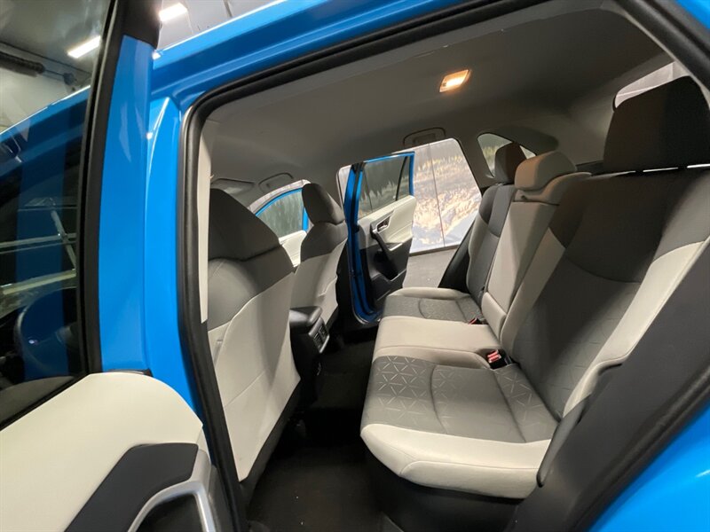 2020 Toyota RAV4 Hybrid XLE Sport Utility AWD / ONLY 17,000 MILES  1-OWNER LOCAL / Heated Seats / backup Camera / Beautiful Condition - Photo 14 - Gladstone, OR 97027