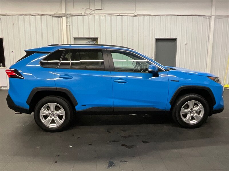 2020 Toyota RAV4 Hybrid XLE Sport Utility AWD / ONLY 17,000 MILES  1-OWNER LOCAL / Heated Seats / backup Camera / Beautiful Condition - Photo 4 - Gladstone, OR 97027