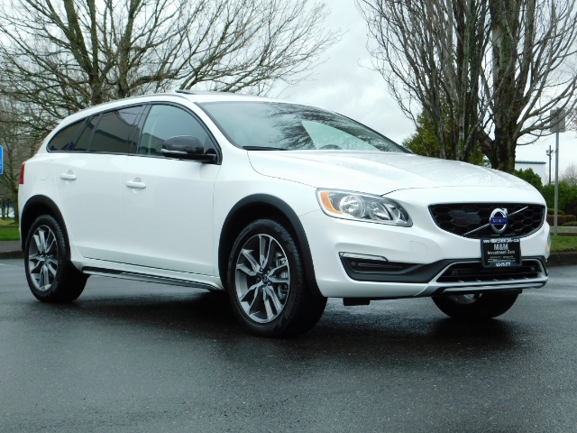 2017 Volvo V60 Cross Country T5 Premier / Cross Country / V60 / AWD / 1-OWNER   - Photo 2 - Portland, OR 97217