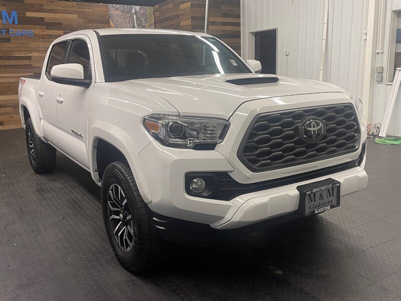 2020 Toyota Tacoma TRD Sport 4X4 / V6 / 6-SPEED MANUAL / 9,000 MILES   - Photo 2 - Gladstone, OR 97027