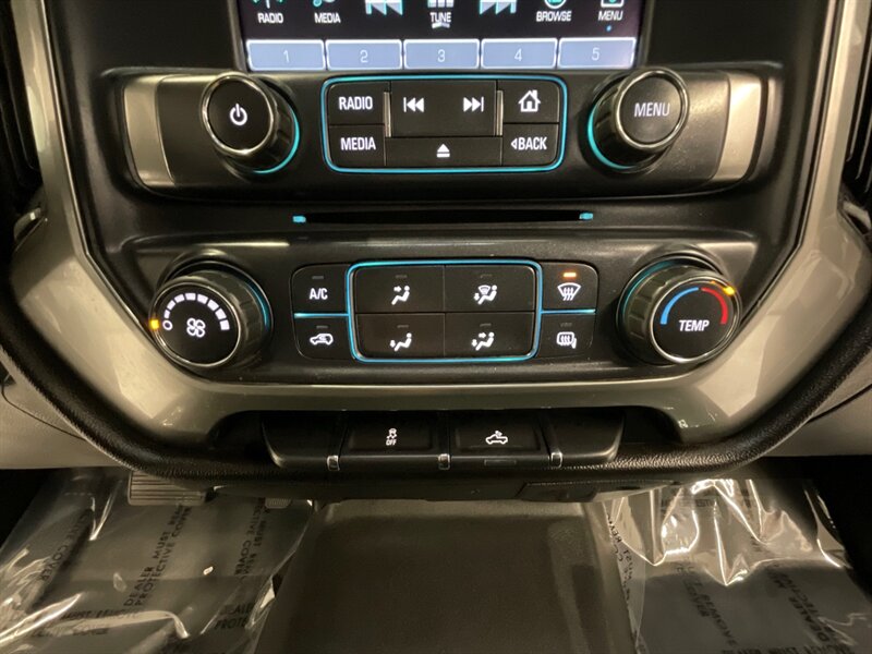 2019 Chevrolet Silverado 2500 LT Crew Cab 4X4 / 6.0L V8 / 1-OWNER / 69K MILES  / SHORT BED / Towing Package / Trailer Brake Controller - Photo 20 - Gladstone, OR 97027
